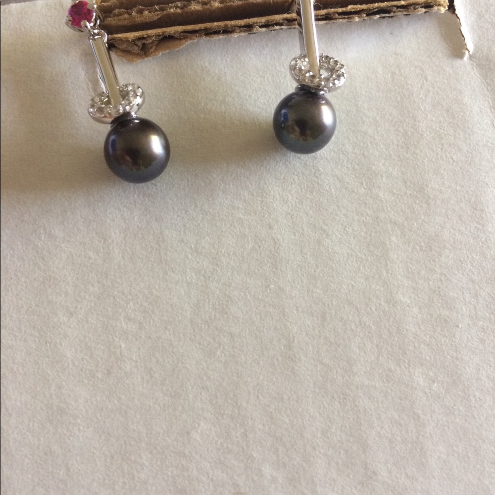 Black cultured pearl dangles with Cubic Zirconia. - Picture 2 of 2
